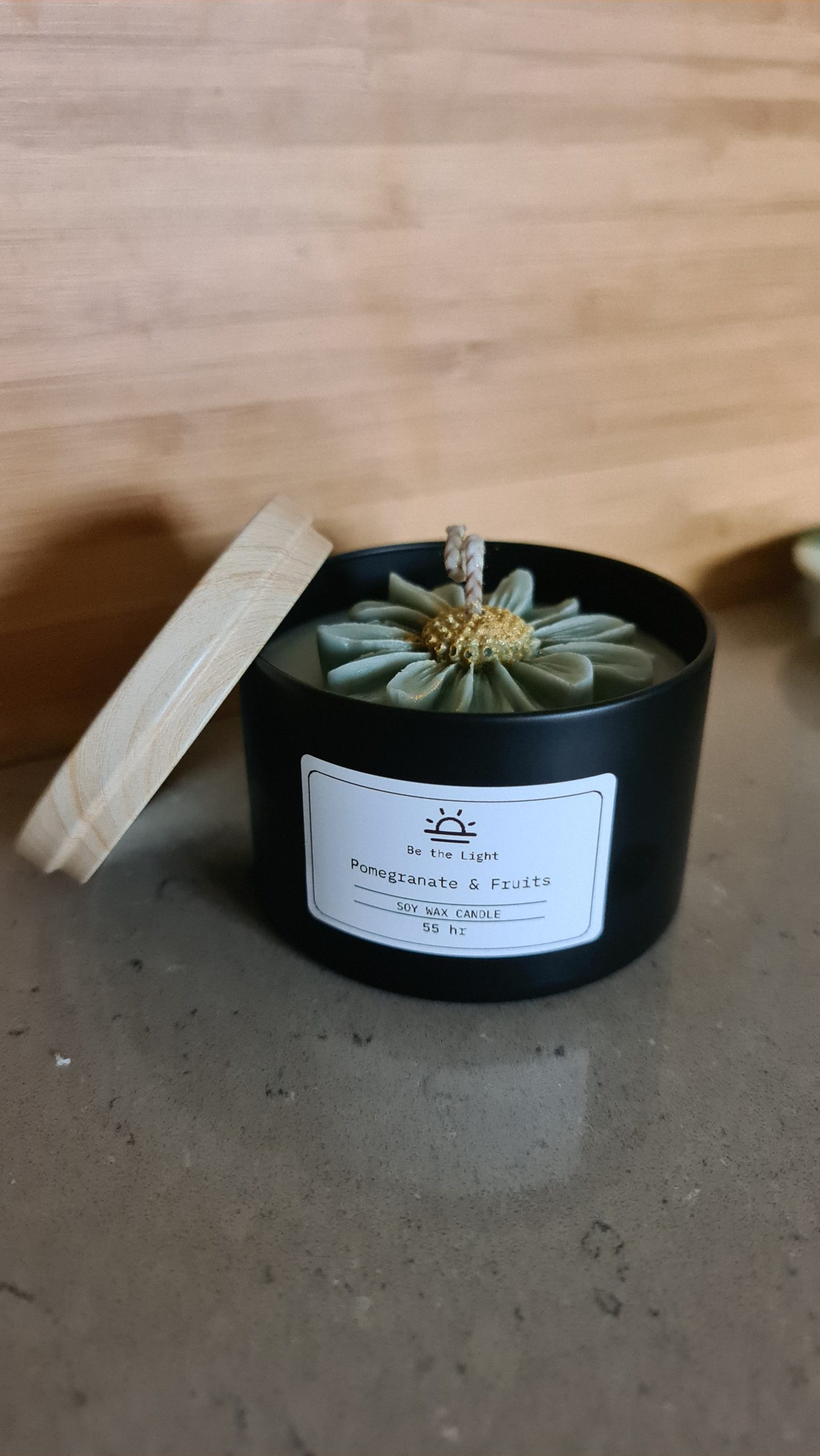 Daisy Black Tin (Pomegranate & Fruits)